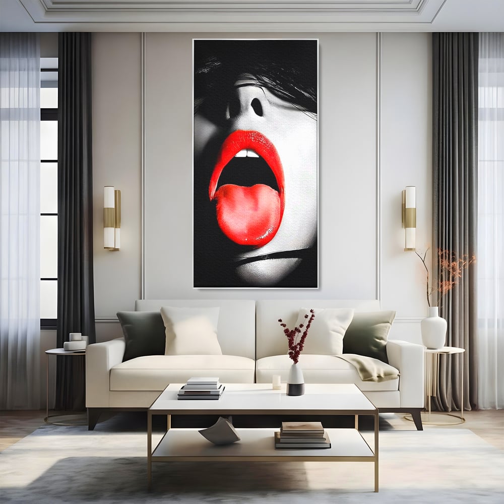 Tablou canvas cu tablou canvas cu buze si limba rosie, in rama de aluminiu argintiu, pe perete intr-un living